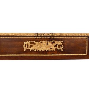 Escritorio Ejecutivo de Madera Antiguo de Lujo con Incrustaciones Florales Intrincadas y Adornos de Latón Dorado para Oficina de Alta Gama - Product Image 3