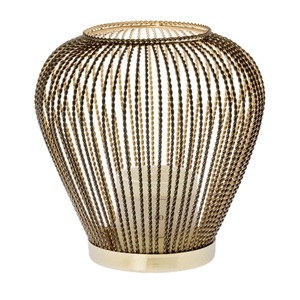 Lanterne attrayante en fil métallique fait à la main conception bougeoir lanterne lanterne de finition or et noir pour les décors d'éclairage de bougie - Product Image 1