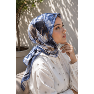 Écharpe carrée de luxe en soie 100% imprimée numériquement, motif floral indigo pastel, pour le printemps, l'été et l'hiver - Product Image 1