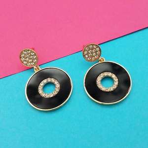 Kriaa Pendientes colgantes Meenakari negros chapados en oro con piedras austriacas Accesorio de moda 1314114A - Product Image 1