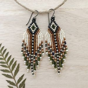 Pendientes largos hechos a mano con cuentas de semillas de vidrio para fiestas - Product Image 3