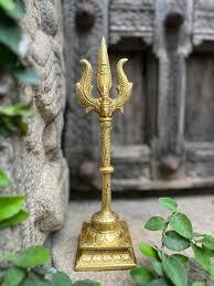 Escultura Trishul de latón tradicional y chapado en oro, un símbolo de Tridente divino. Disponible a precios mayoristas. - Product Image 6
