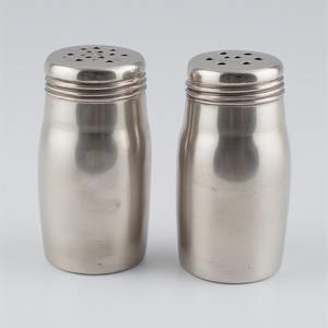 Élégant moulin à sel et à poivre en bois avec poignée rustique sculptée artisanalement offrant un accent décoratif pour les intérieurs de salle à manger - Product Image 6