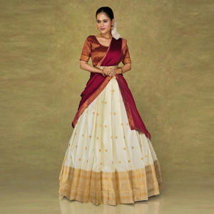 ชุดเลเฮนกาโชลีผ้าไหมบานาราซี พร้อมกระโปรงลายทอ ผ้าคลุมไหล่แบบจับจีบสีตัดกัน ตกแต่งขอบแบบดั้งเดิม เหมาะสำหรับงานเทศกาล - Product Image 1