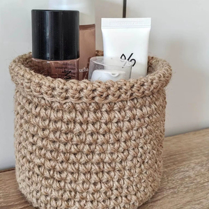 Panier en macramé brun pour un rangement élégant à la maison, organisation de la salle de bain et décoration bohème moderne, vente en gros en provenance d'Inde - Product Image 1