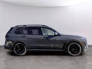 Últimas especificaciones para el BM-W ALPINA_XB7 SUV de lujo usado del 2024, 4.4L V8 Twin-Turbo AWD de alto rendimiento - Product Image 3