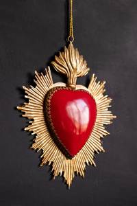 Adorno de Pared de Corazón Sagrado Esmaltado en Rojo |   Placa de ex voto de latón dorado con diseño de llamas |   Letrero Colgante Vintage con Milagros Católicos Mexicanos - Product Image 3