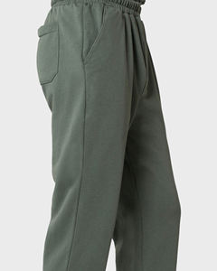 กางเกงจ็อกเกอร์สีเขียวสไตล์ Athleisure ทรงหลวม เอวยางยืด ทรงขาตรงทันสมัย ผ้าเนื้อนุ่ม มีกระเป๋าข้าง สไตล์สตรีทแวร์ - Product Image 3