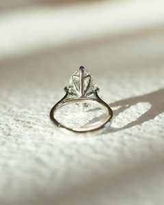 Bague de fiançailles solitaire Moissanite taille ovale 11x7mm en or | Bijoux de mariage classiques - Product Image 2