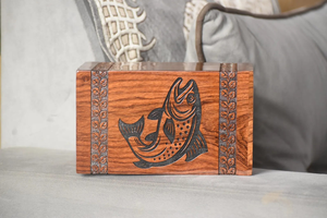 Urna de cremación de trucha hecha a mano, caja de cenizas de madera grabada con diseño de pez para cenizas de adultos con mensaje personalizado y grabado de diseño - Product Image 5