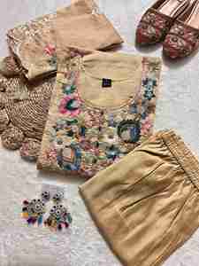 Increíble color de seda romana con trabajo manual Kurti Pant y Dupatta Woman Fashion Manufacturer de Surat a la tarifa más baja - Product Image 5