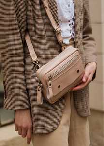 กระเป๋าหนังแท้สะพายข้างสไตล์วินเทจสำหรับผู้หญิง พร้อมปรับแต่งสีและโลโก้ สายสะพายไหล่สะดวกต่อการใช้งาน รุ่น LCBB-0119 - Product Image 4