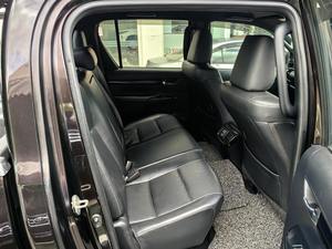 Toyota Hilux Diésel Automática Sedán con Volante a la Izquierda, Motor Turbo, Neumáticos R15, Cámara Trasera, Interior Oscuro, Fabricación Japonesa - Product Image 3