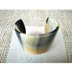 Brazalete y Pulsera de Cuerno Natural con Diseño Animal Ecológico para Atuendos Modernos - Product Image 5