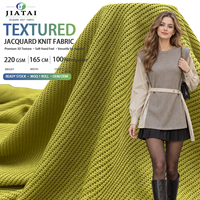 Tissu en maille respirante, léger et texturé, fabriqué directement en usine, disponible en plusieurs couleurs pour vêtements de sport, t-shirts et autres articles vestimentaires.