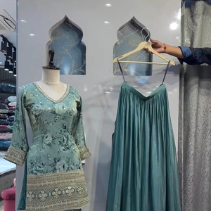 Tenue de fête de mariage nouveau concepteur Chinon soie belle séquence broderie haut de travail avec manches longues et Sharara avec Dupatta - Product Image 1