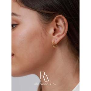 Orecchini a Cerchio Intrecciati Placcati Oro 18K, Leggeri e Delicati, Anelli alla Moda per Mamma, Regalo Perfetto per Lei - Product Image 4