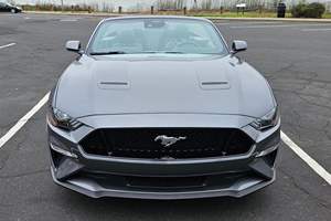 Ford <span class=keywords><strong>Mustang</strong></span> GT Premium Cabriolet <span class=keywords><strong>2021</strong></span> d'occasion, boîte manuelle 6 vitesses, <span class=keywords><strong>V8</strong></span>, conduite à gauche, pneus R20, sièges en cuir, faible kilométrage - Product Image 2