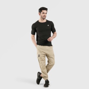 เสื้อยืดออกกำลังกายสีดำพื้นฐาน - Product Image 4