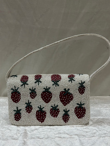 Sac à bandoulière à motif de fraises perlées, entièrement artisanal indien, pour femmes, sac à main de soirée de luxe fait à la main, pochette en perles - Product Image 5