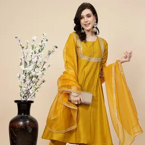Conjunto de Kurta, Pantalón y Dupatta de Estilo Indio en Color Amarillo, Tela de Seda con Bordado de Hilo Plateado, Corte Holgado y Sencillo para Uso Diario - Product Image 1