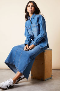 Veste en jean pour femme, coupe ajustée, logo personnalisé, coton uni teint, respirant, vêtement d'extérieur d'hiver, col rabattu, service OEM en gros - Product Image 3