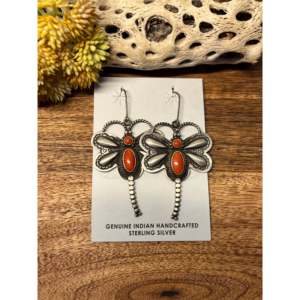 Boucles d'oreilles pendantes vintage Navajo en corail naturel et argent sterling, motif libellule, style élégant et vintage - Product Image 1