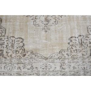 Alfombra Pequeña Vintage de 2x4.8 pies, Alfombra Turca de Lana Beige con Bordes - Product Image 5