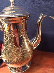 Théière en laiton de style Mughlai d'art indien avec couvercle et une poignée de concepteur, conception gravée, articles de service, vaisselle arabe Dallah - Product Image 3