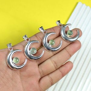 Magnifique Collier Pendentif en Prehnite Verte de Qualité Supérieure, Sertissage Clos, Style Bohème Décontracté, Plaqué Argent, Design Unique pour - Product Image 1