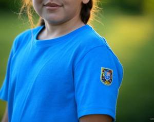 Camiseta de algodón peinado 100% bordada personalizada para niñas, estilo informal pesado de primera calidad, logotipo tejido con cuello redondo sólido, varios tamaños - Product Image 2