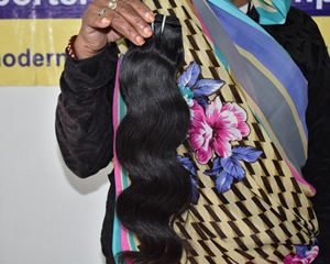 Extensiones de cabello humano de templo indio Bodywave negro virgen alineado con cutícula cruda 100%, precios competitivos de ondas naturales de alta calidad - Product Image 1