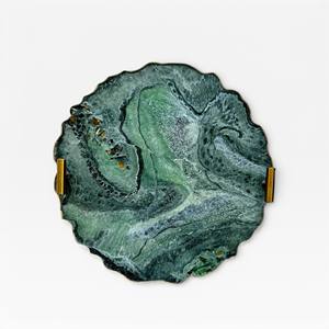 Bandeja Decorativa Redonda de Ágata Natural Verde con Textura de Cristal en Capas y Asas Minimalistas Doradas - Product Image 1