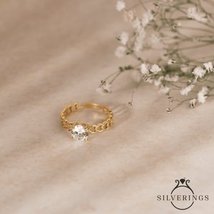 Silverings Anillo Romántico de Plata de Ley 925 con Corazón en la Manga y Patrón Geométrico de Circones Dorados, Joyería Fina para Uso Diario - Product Image 5
