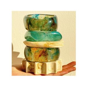 Bracelets en résine imperméables de qualité supérieure pour femmes, design moderne et tendance, couleurs personnalisables, emballage pour occasions décontractées, festives et soirées - Product Image 3