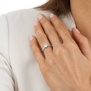 Bague solitaire en moissanite 0,70 ct en acier inoxydable, bijoux élégants et luxueux pour toutes les occasions - Product Image 4