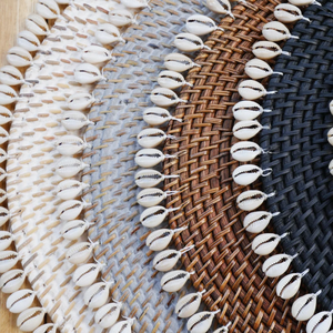 แผ่นรองจานหวายธรรมชาติทอมือ ขอบเปลือกหอย |   ของตกแต่งโต๊ะสไตล์โบโฮ, แผ่นรองจานรักษ์โลก - Product Image 1