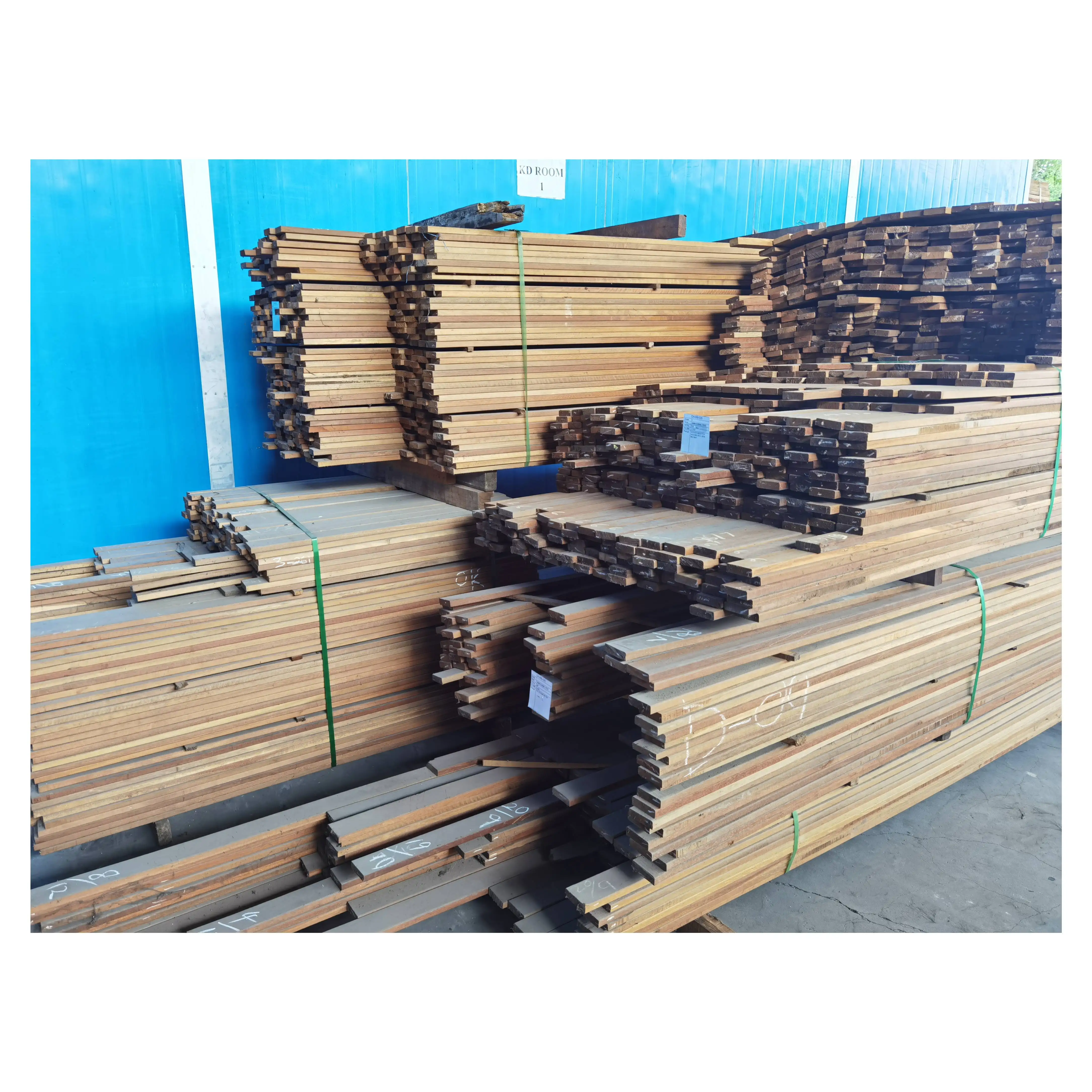 Planche de bois dur Balau la plus choisie sur mesure pour une large gamme d'applications, y compris des panneaux de plafond, plinthe de villa