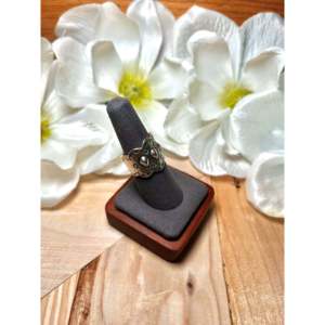 Anillo de Hombre de Plata de Ley 925 de 14k Hecho por Artesanos Navajo, Talla 7.5, Estilo Étnico con Engaste Invisible, Bañado en Rodio para Uso Diario - Product Image 2