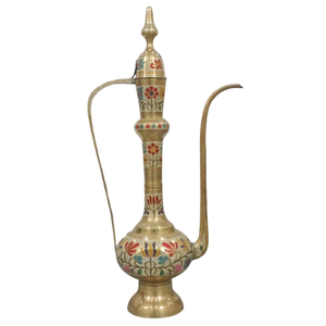 Surahi en laiton pur vintage de haute qualité avec gravure, finition polie pour une utilisation en cuisine, article de cuisine antique arabe - Product Image 1