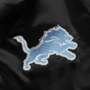 Veste de baseball universitaire personnalisée pour homme, style Letterman, noire, avec imprimé graphique triangulaire des Detroit Lions, en satin, entièrement boutonnée - Product Image 6