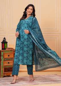 Vêtements décontractés de mode indienne en coton de créateur lourd belle Kurti imprimée à fleurs avec col en V et pantalon et Dupatta entièrement imprimé - Product Image 3