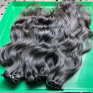 Vente en gros de paquets de cheveux brésiliens naturels ondulés 100% paquets de cheveux vierges brésiliens naturels ondulés cheveux humains