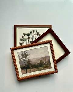 Marco de fotos moderno de madera, ideal para entusiastas de la decoración contemporánea, que ofrece una exhibición de imágenes simple pero elegante con tonos cálidos. - Product Image 3