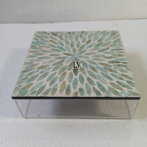 Boîte en acrylique moderne avec couvercle en incrustation de nacre Nouveau design Boîte cadeau en chocolat Ramadan Eid Holiday Fabriquée à la main au Vietnam - Product Image 2