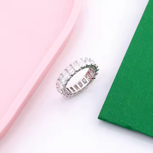 Anillo de piedra de moissanita de corte radiante Anillo de diamante moderno y de moda para su regalo de San Valentín - Product Image 3