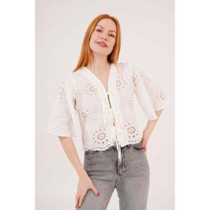 Blusa Corta Blanca con Detalle de Lazos en la Parte Delantera para Mujer, Marca Lustrin, Elegante, Mezcla de Algodón, Manga Corta, Moda de Verano - Product Image 4