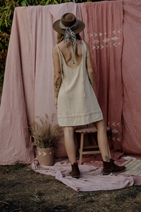 Robe d'été Mini Boho Tank pour femmes sans manches au genou haut ceinturé Style Midi avec motif solide naturel pour l'automne - Product Image 4