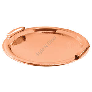 Bandeja de servicio grande redonda Premium de acero inoxidable a precio mayorista martillada con mango de Patti doble en oro rosa - Product Image 1