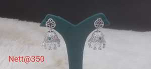 Ensemble de boucles d'oreilles en laiton de créateur unique pour femmes avec des pierres AD scintillantes pour les mariages et les célébrations traditionnelles - Product Image 2